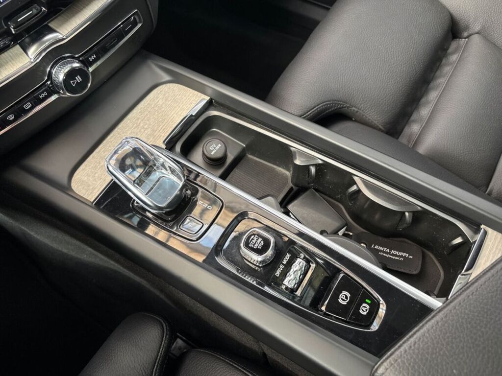 Volvo XC60 2021 Harmaa
