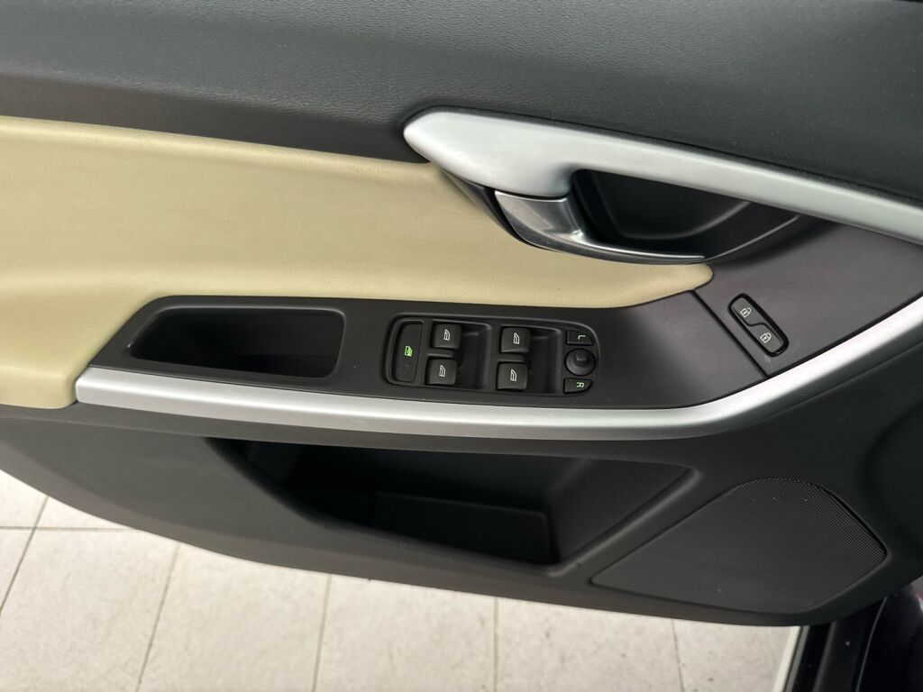 Volvo XC60 2011 Musta