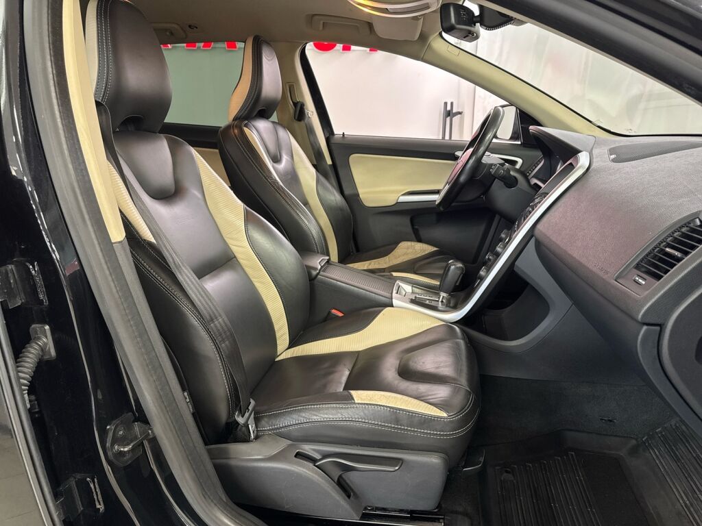 Volvo XC60 2011 Musta