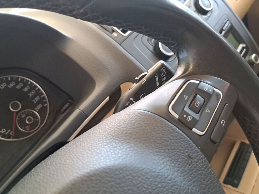Volkswagen Touran 2011 Musta