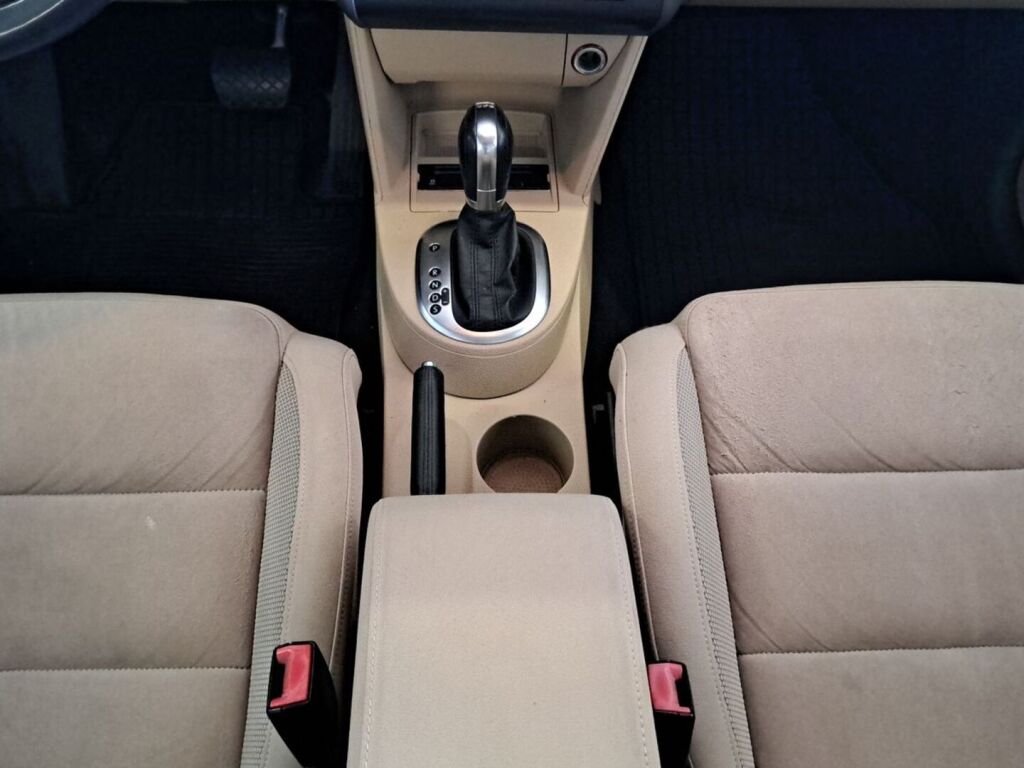 Volkswagen Touran 2011 Musta