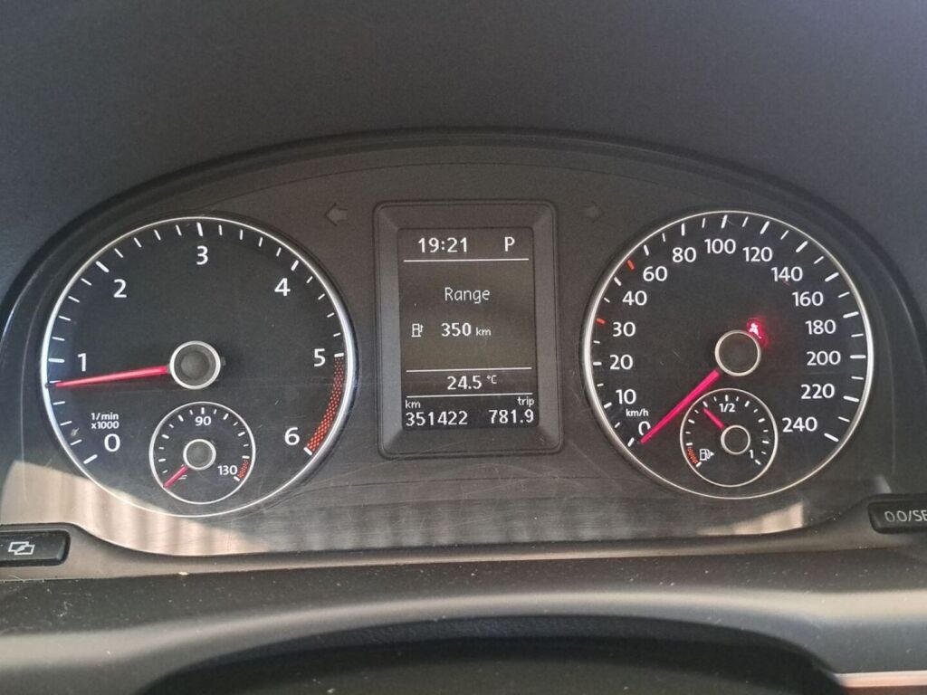 Volkswagen Touran 2011 Musta