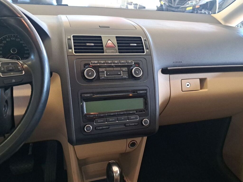 Volkswagen Touran 2011 Musta