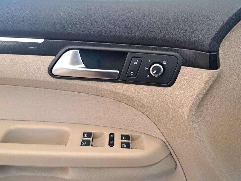Volkswagen Touran 2011 Musta