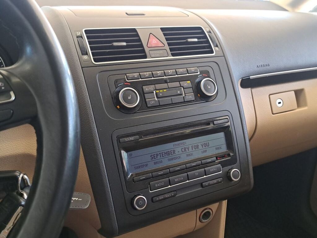 Volkswagen Touran 2011 Musta
