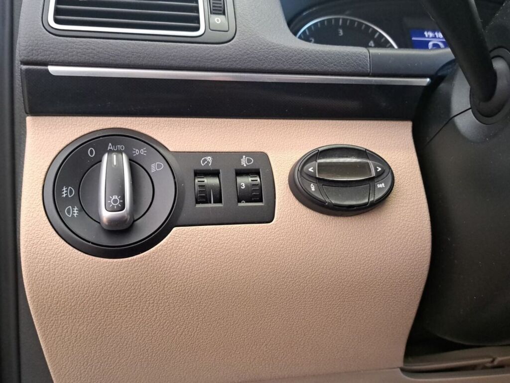 Volkswagen Touran 2011 Musta