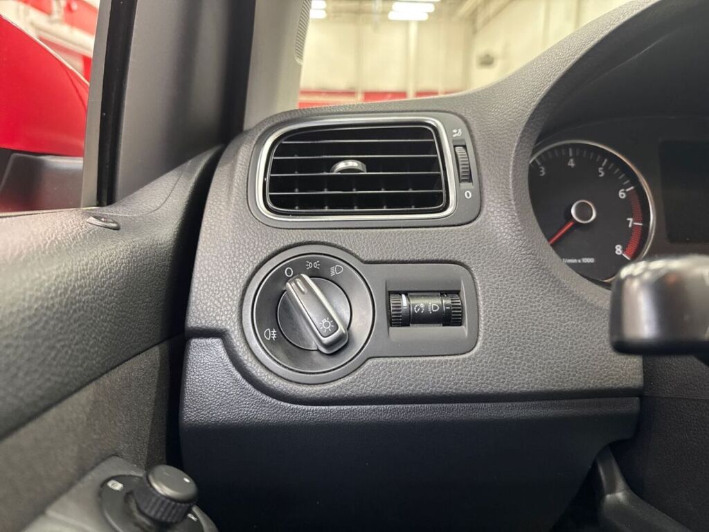 Volkswagen Polo 2011 Punainen