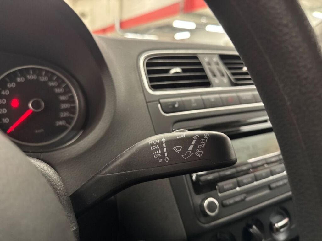 Volkswagen Polo 2011 Punainen