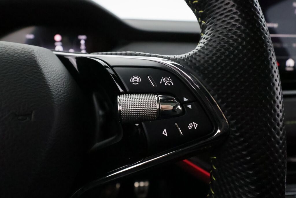 Skoda Enyaq 2023 Musta