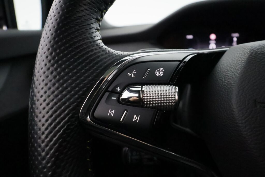 Skoda Enyaq 2023 Musta