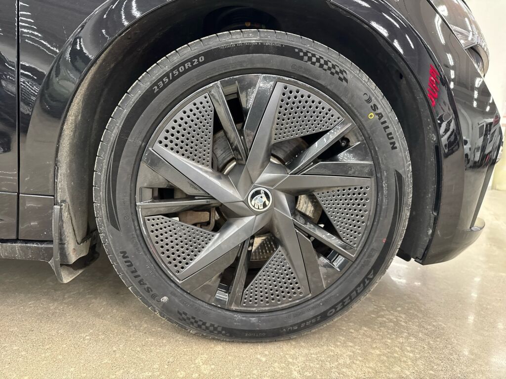 Skoda Enyaq 2023 Musta