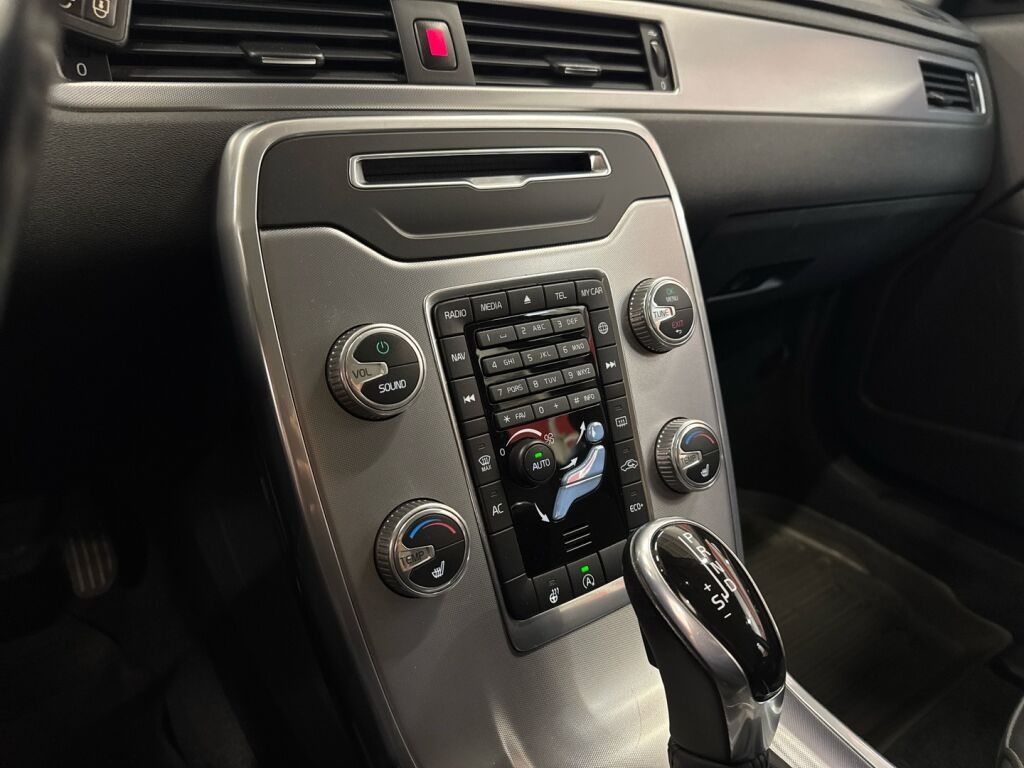 Volvo V70 2014 Musta