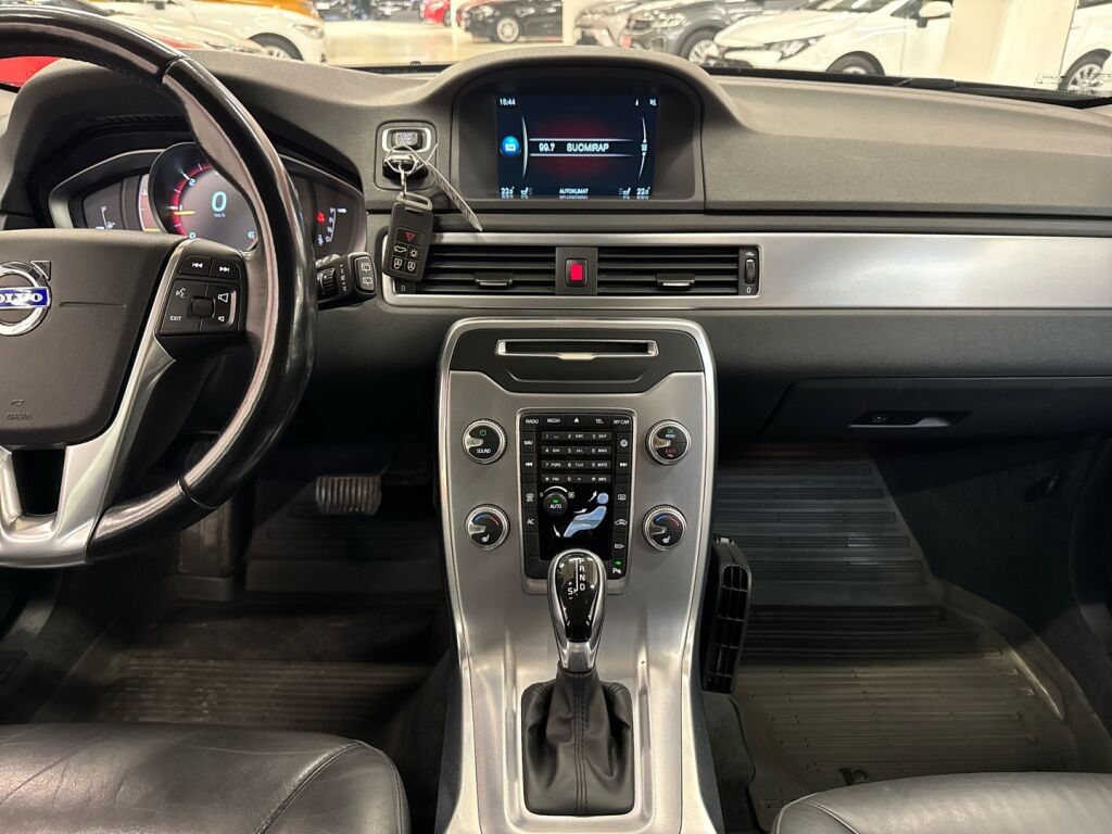 Volvo V70 2014 Musta
