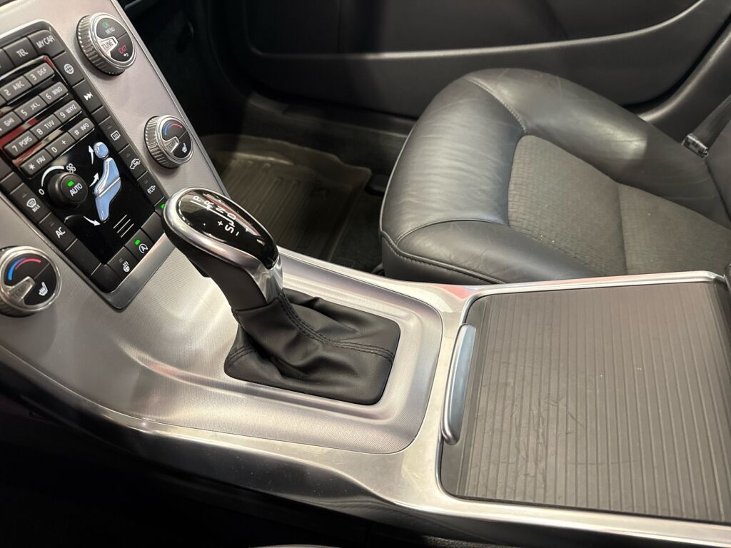 Volvo V70 2014 Musta