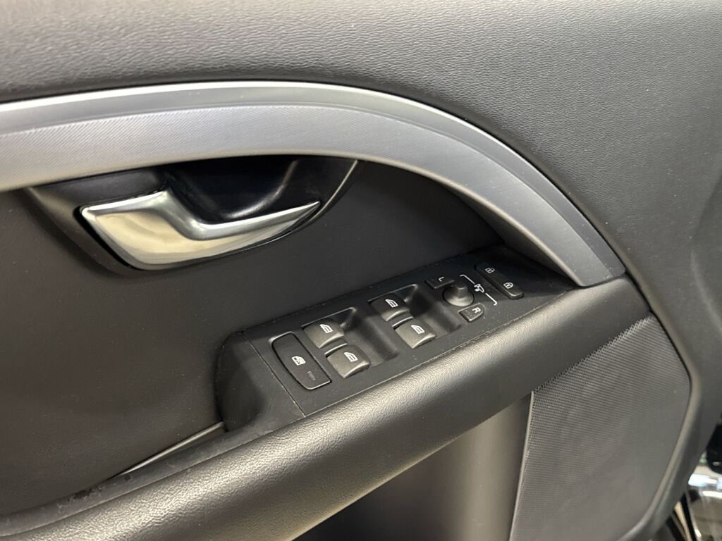 Volvo V70 2014 Musta