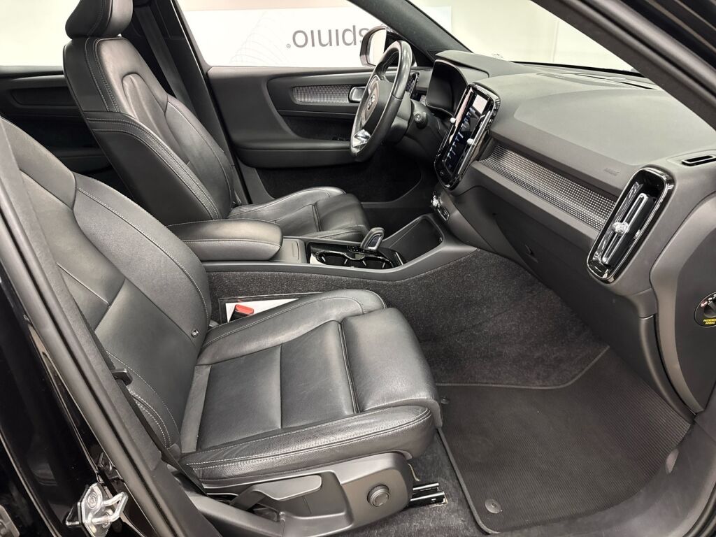 Volvo XC40 2021 Musta