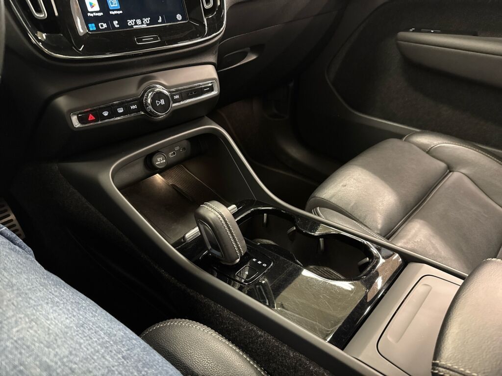 Volvo XC40 2021 Musta