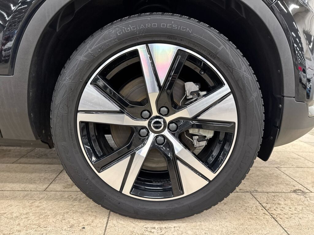 Volvo XC40 2021 Musta
