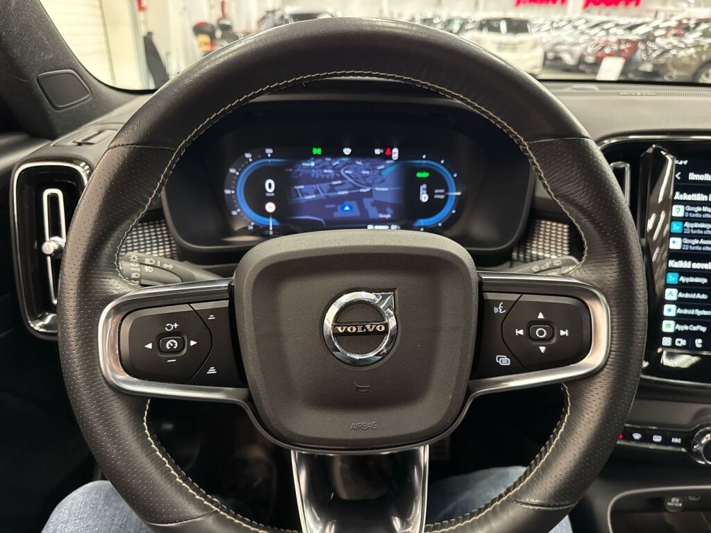 Volvo XC40 2021 Musta