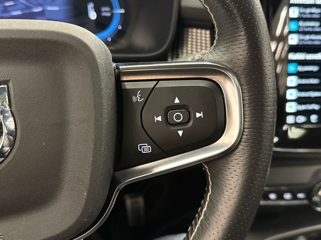 Volvo XC40 2021 Musta