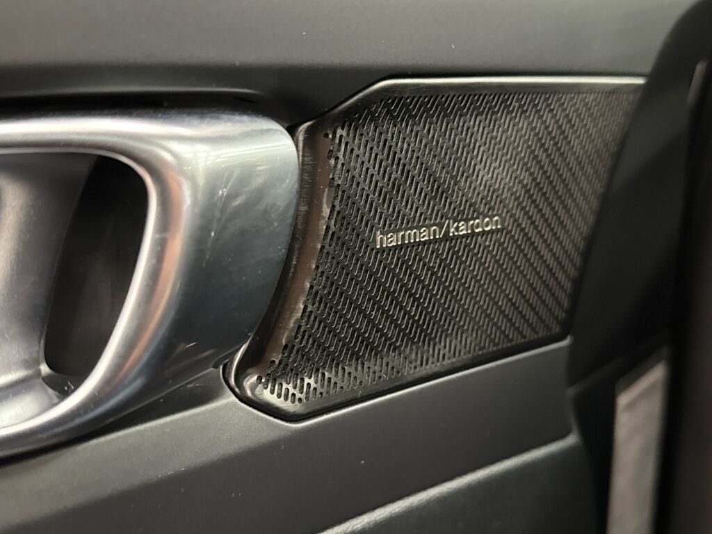 Volvo XC40 2021 Musta