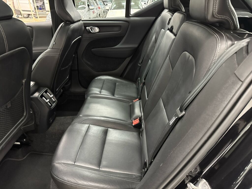 Volvo XC40 2021 Musta