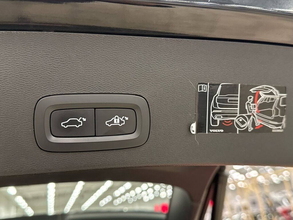 Volvo XC40 2021 Musta