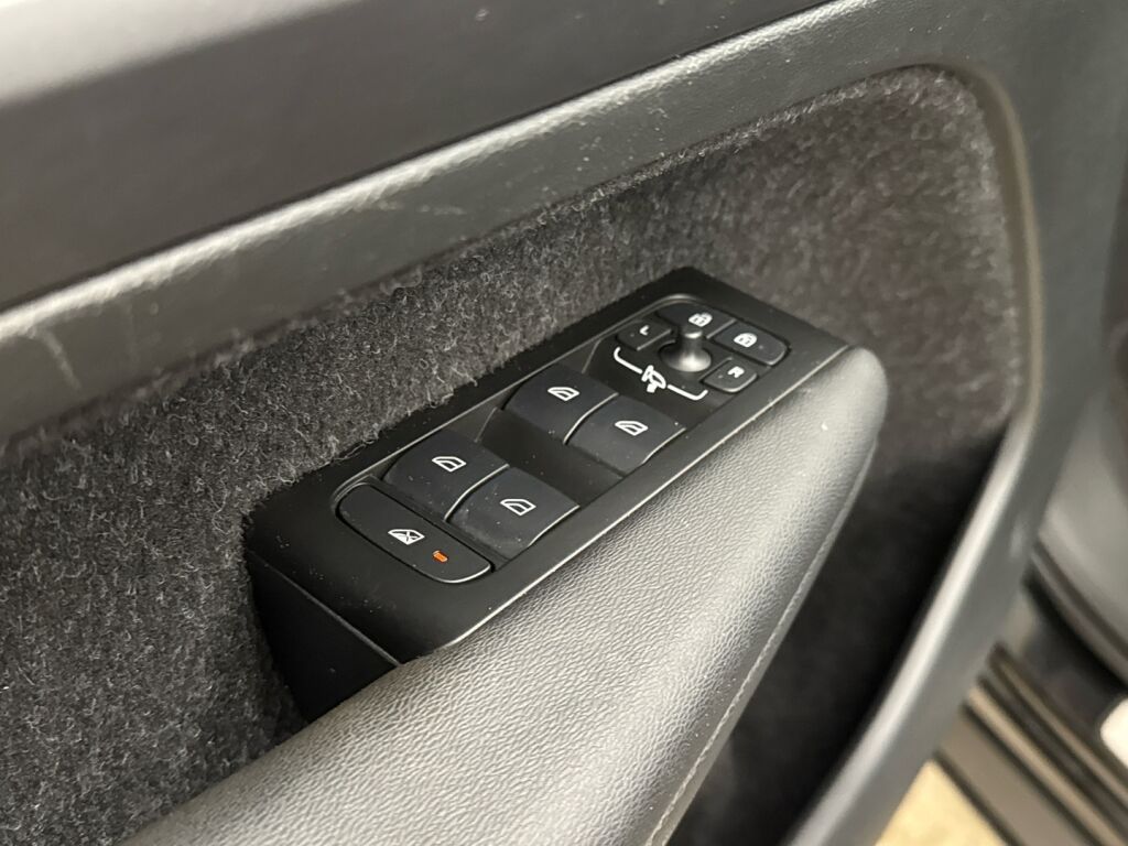 Volvo XC40 2021 Musta