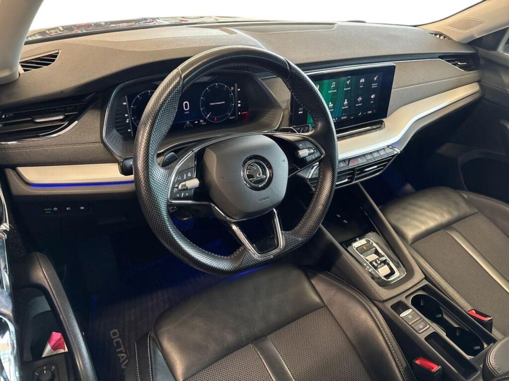 Skoda Octavia 2023 Sininen