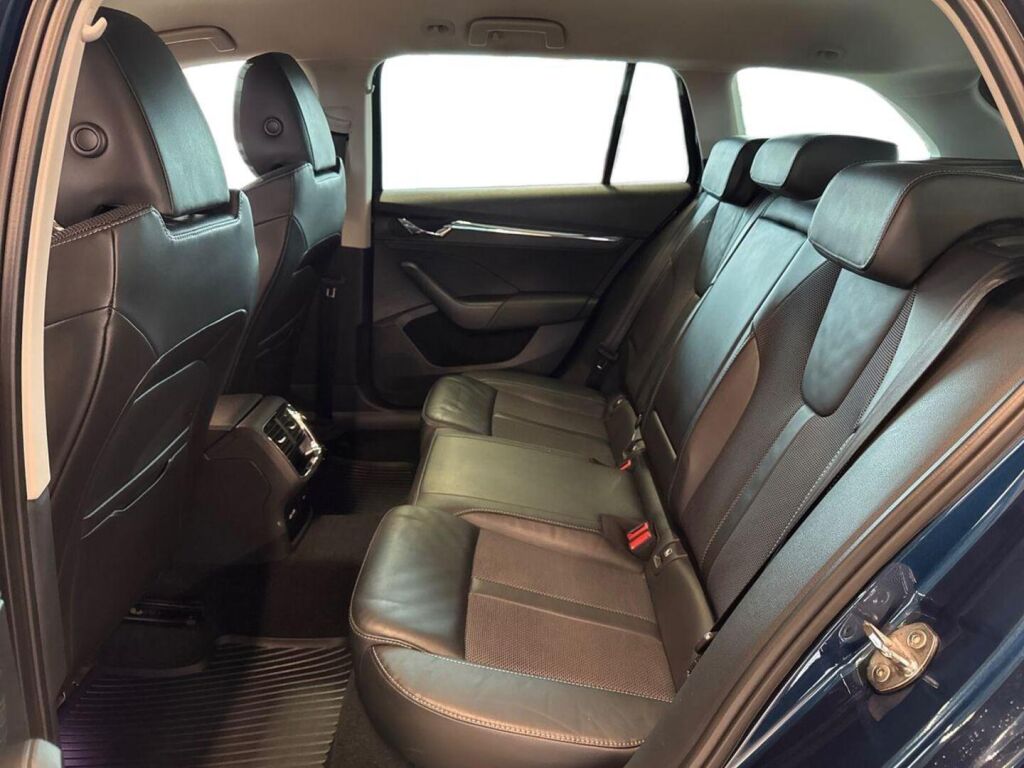 Skoda Octavia 2023 Sininen