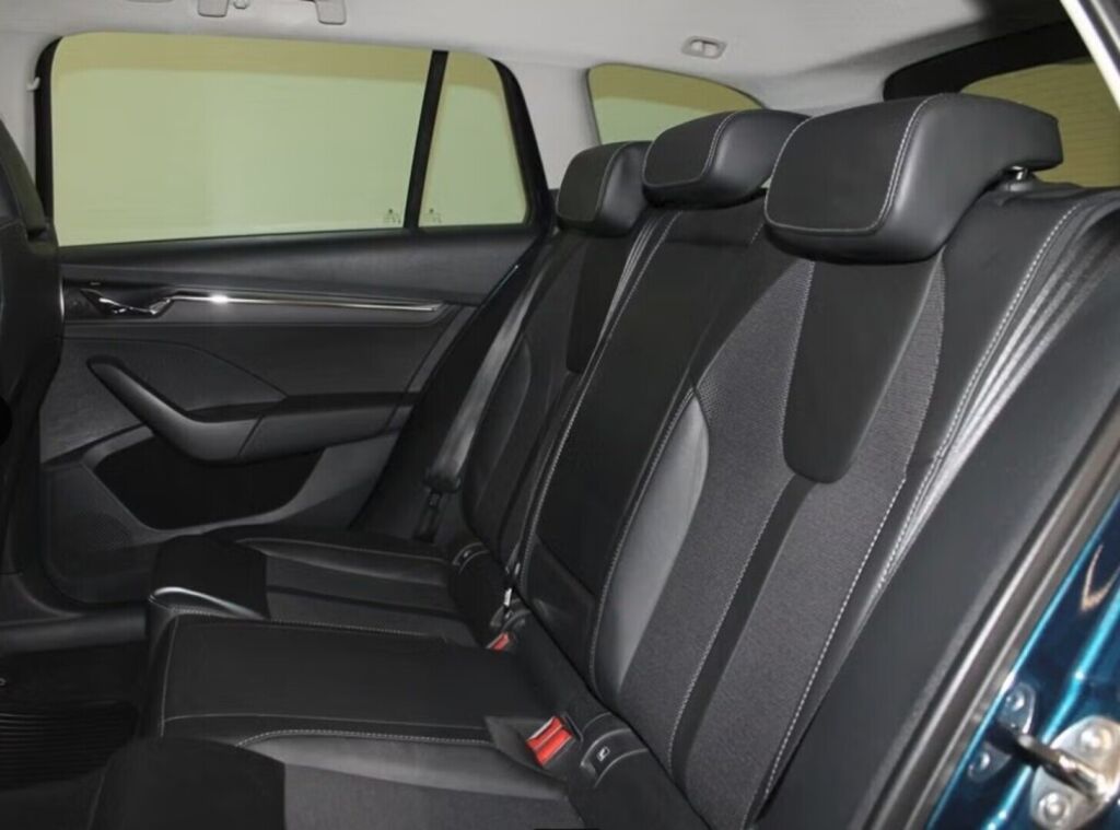 Skoda Octavia 2023 Sininen