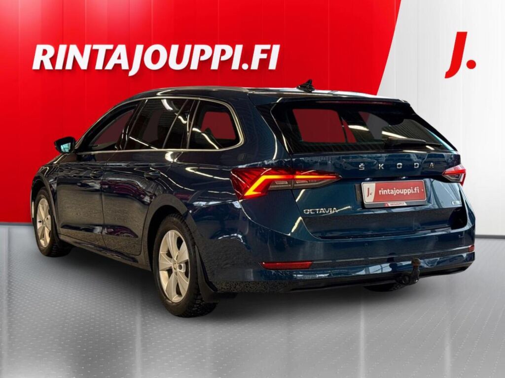 Skoda Octavia 2023 Sininen