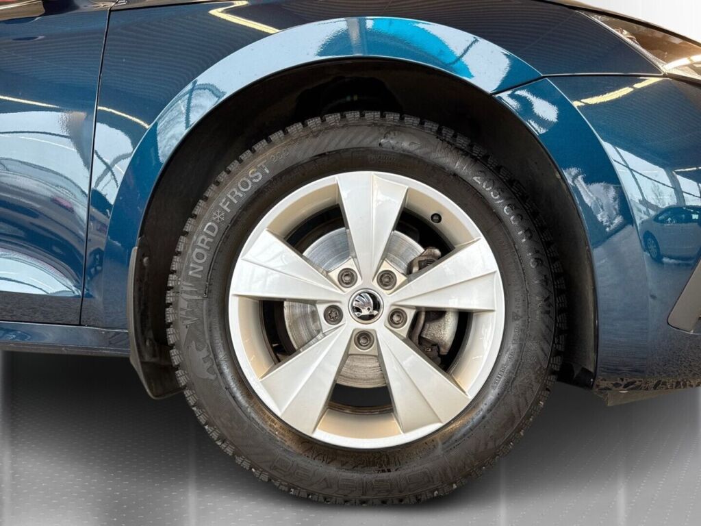 Skoda Octavia 2023 Sininen