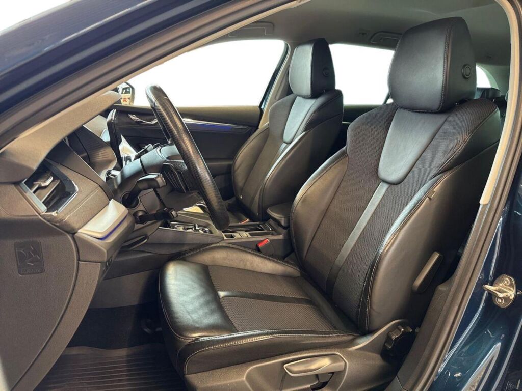 Skoda Octavia 2023 Sininen