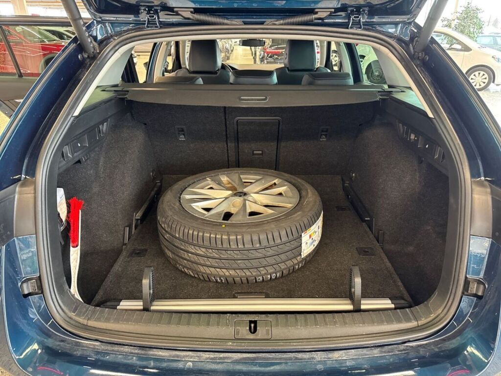 Skoda Octavia 2023 Sininen