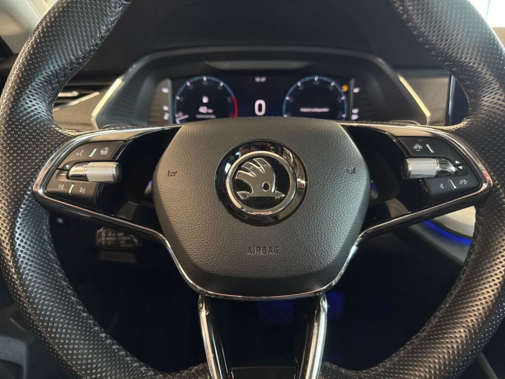 Skoda Octavia 2023 Sininen