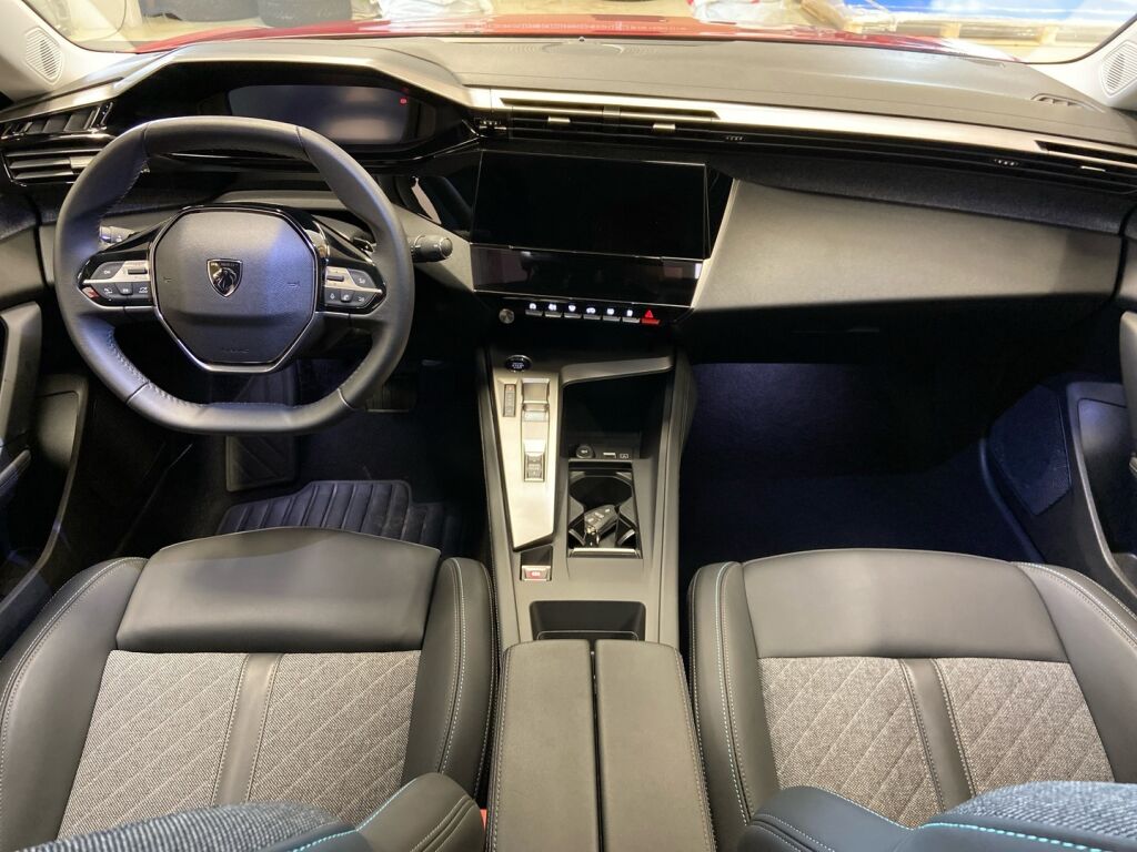 Peugeot 408 2024 met.punainen