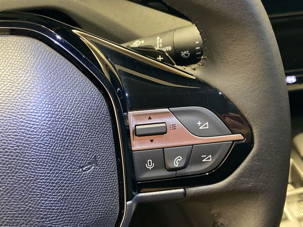 Peugeot 408 2024 met.punainen