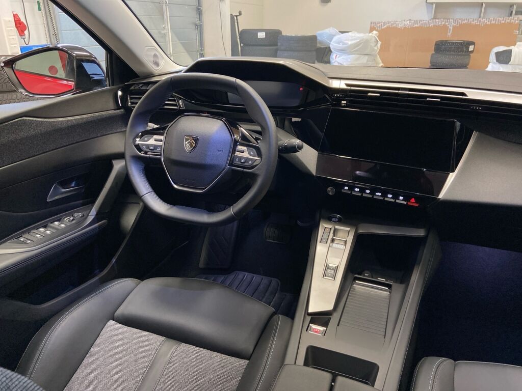 Peugeot 408 2024 met.punainen