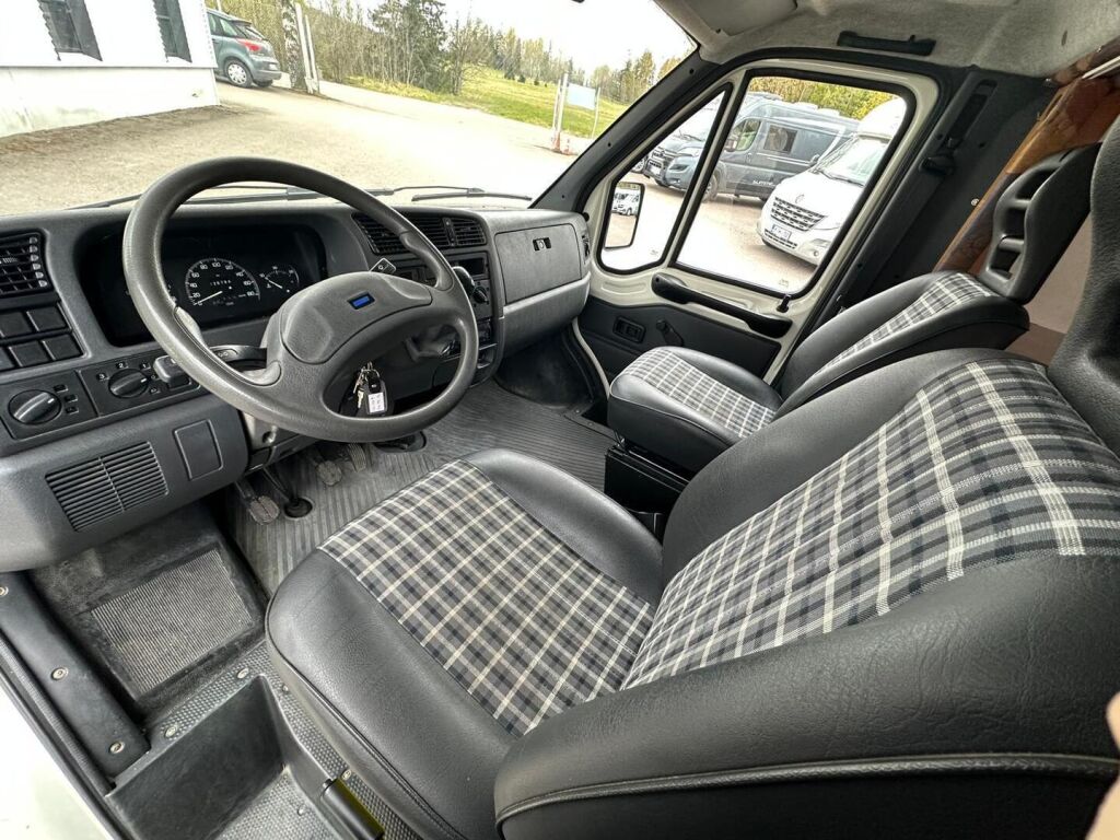 LMC Liberty A 630 R 1999 Valkoinen