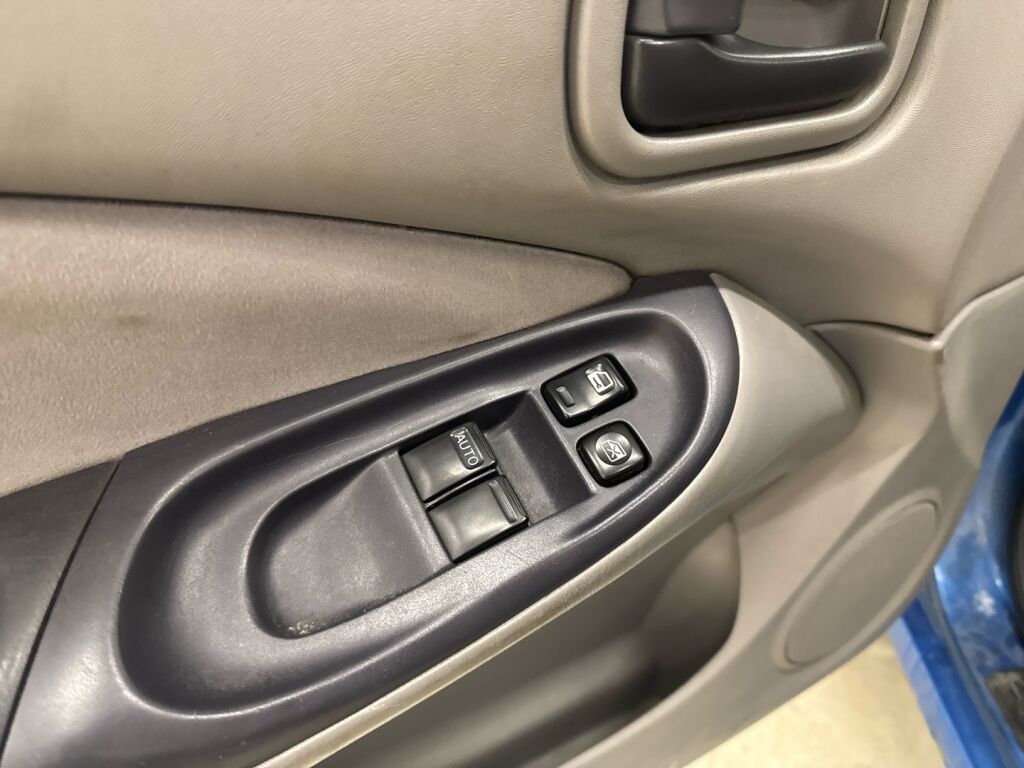 Nissan Almera 2000 Sininen