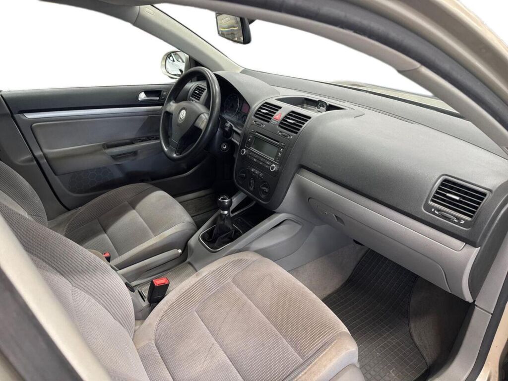 Volkswagen Jetta 2006 Ruskea (beige)