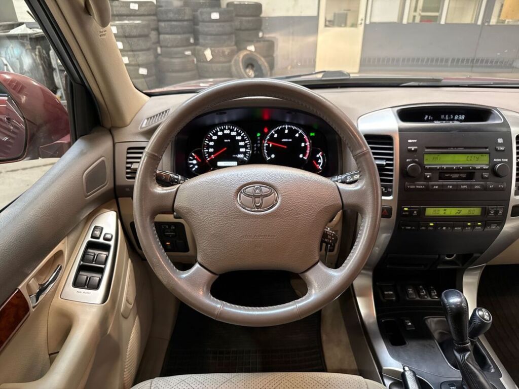 Toyota Land Cruiser 2007 Punainen