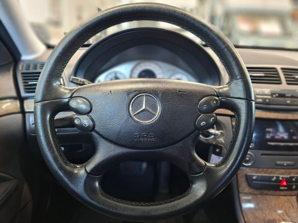 Mercedes-Benz E 2008 Musta
