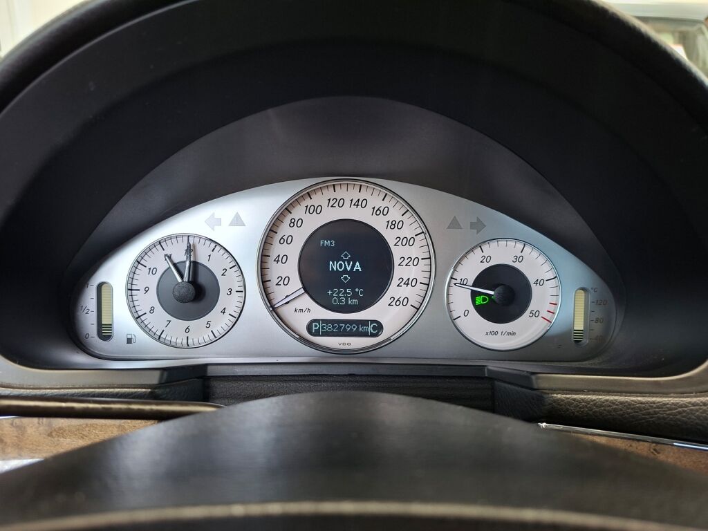 Mercedes-Benz E 2008 Musta