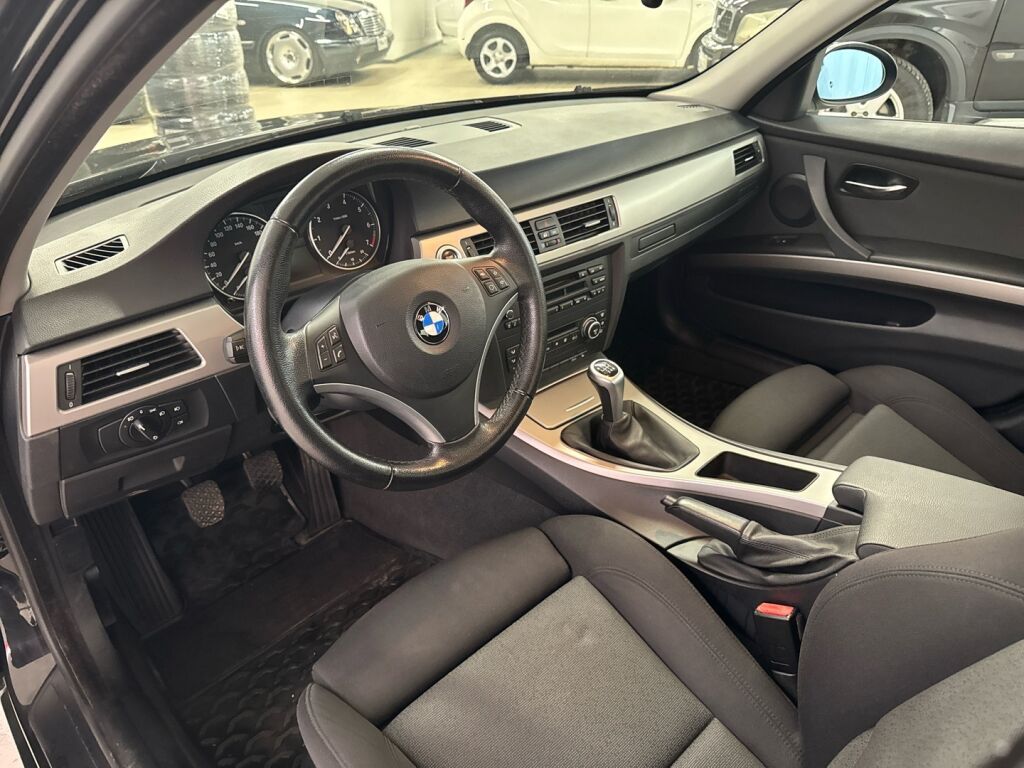 BMW 318 2008 Musta