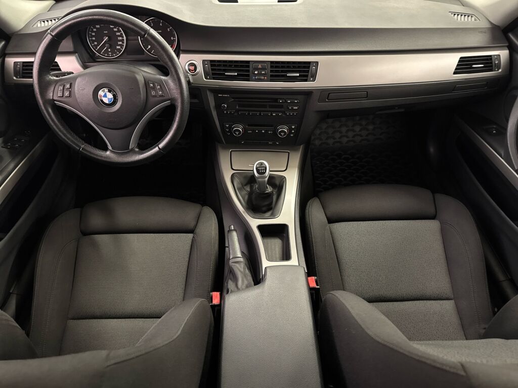 BMW 318 2008 Musta
