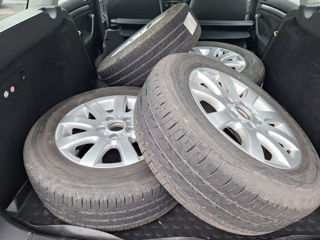 Volkswagen Golf 2009 Ruskea (beige)