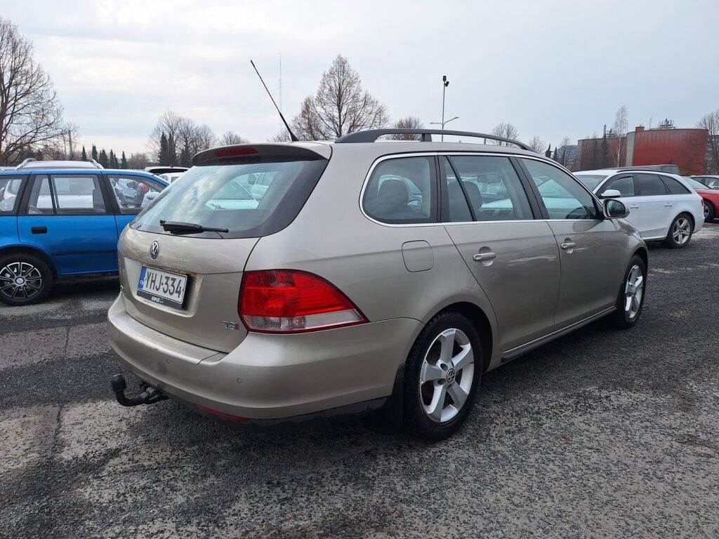 Volkswagen Golf 2009 Ruskea (beige)