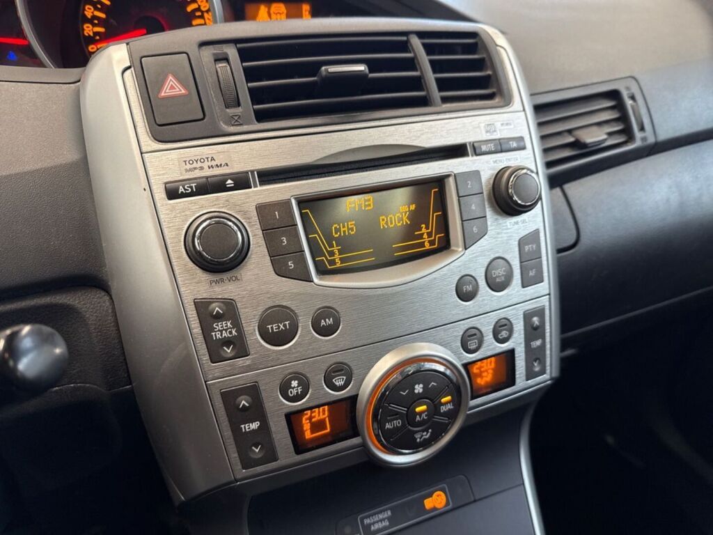 Toyota Verso 2011 Harmaa